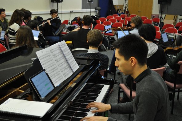 Pianist Shin Suzuma uses a digital score app for ensembles 