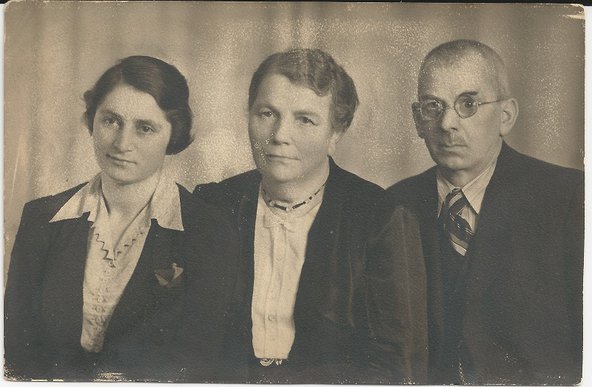 Käthe Kupferberg with her parents in Leipzig, German, 1939
